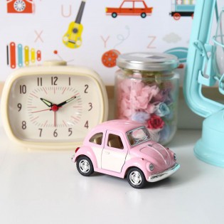 Voiture coccinelle Volskwagen rose pastel