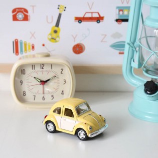 Voiture coccinelle Volskwagen jaune pastel