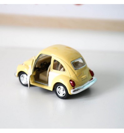 Voiture coccinelle Volskwagen jaune pastel