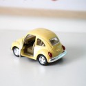 Voiture coccinelle Volskwagen jaune pastel