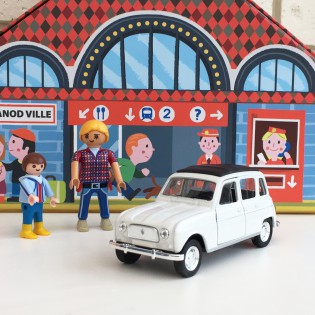 Voiture Renault 4L blanche 2