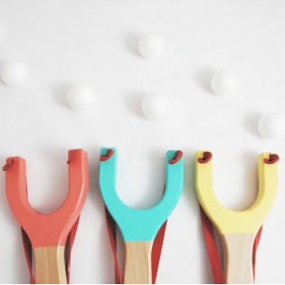 Lance-pierre jaune en bois - Me & Mine 2