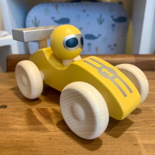 Voiture de course en bois jaune
