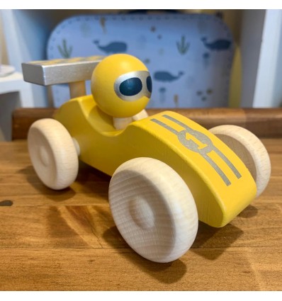 Voiture de course en bois jaune