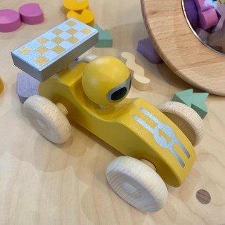 Voiture de course en bois jaune 2