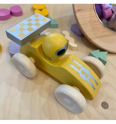 Voiture de course en bois jaune