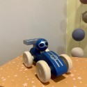 Voiture de course en bois bleue