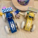Voiture de course en bois bleue