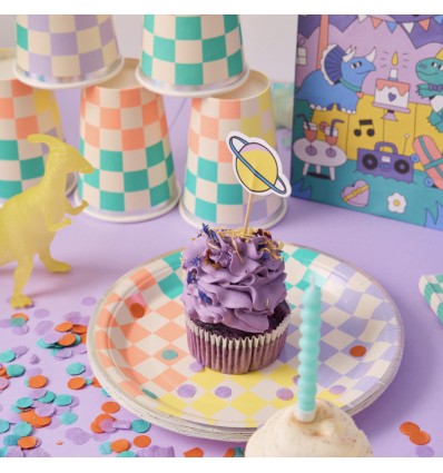 8 assiettes en carton à damier