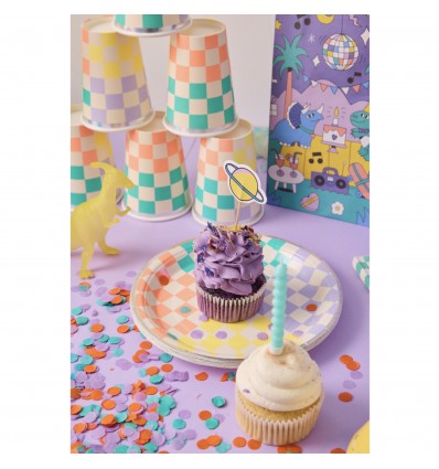 8 assiettes en carton à damier