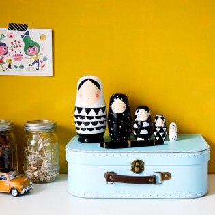 Gigognes matryoshka noir et blanc en bois Helen Dardik - Petit Monkey