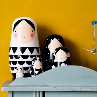 Gigognes matryoshka noir et blanc en bois Helen Dardik - Petit Monkey 2