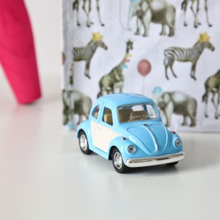 Voiture coccinelle Volskwagen bleu ciel