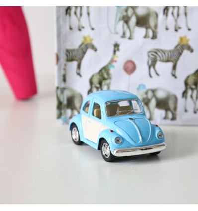 Voiture coccinelle Volskwagen bleu ciel